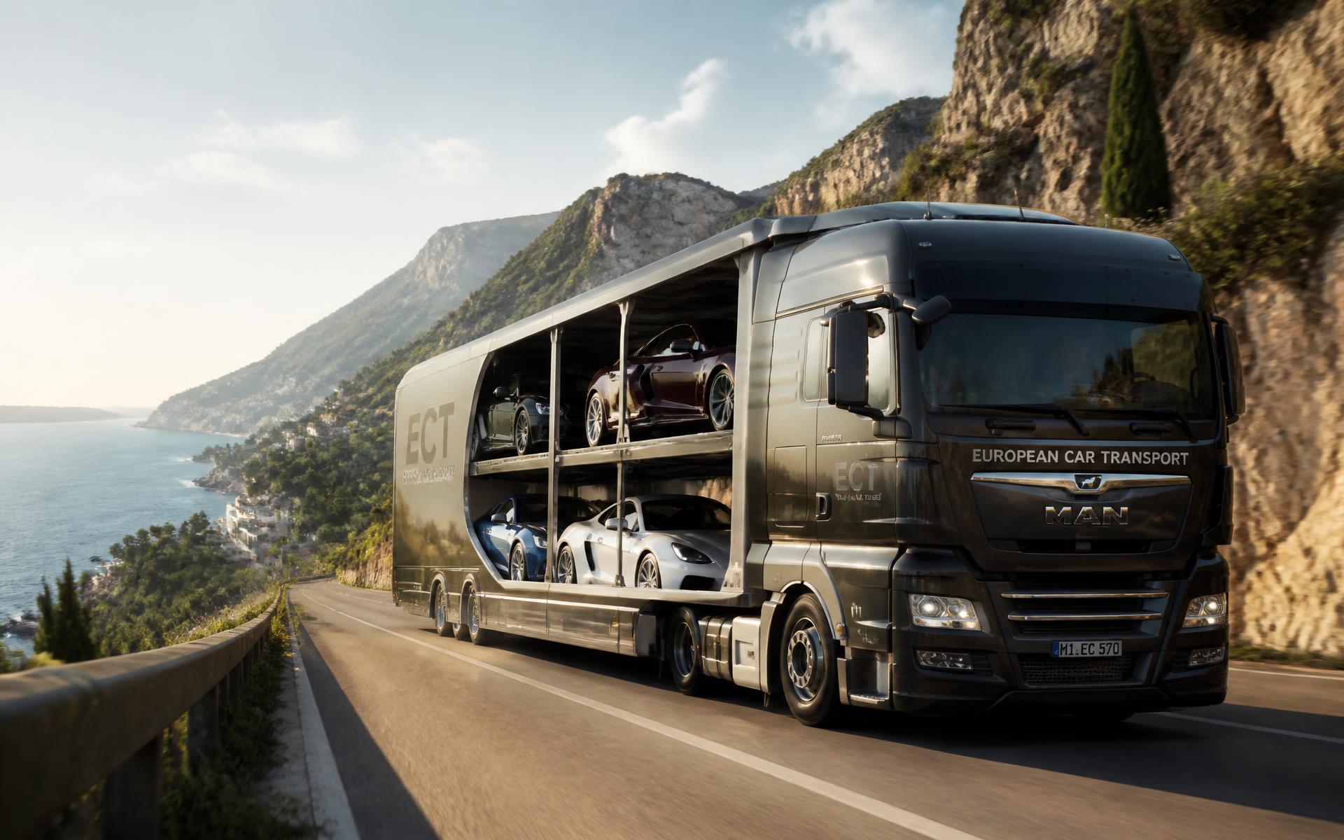 Autotransporter met auto's onderweg langs de Spaanse kust